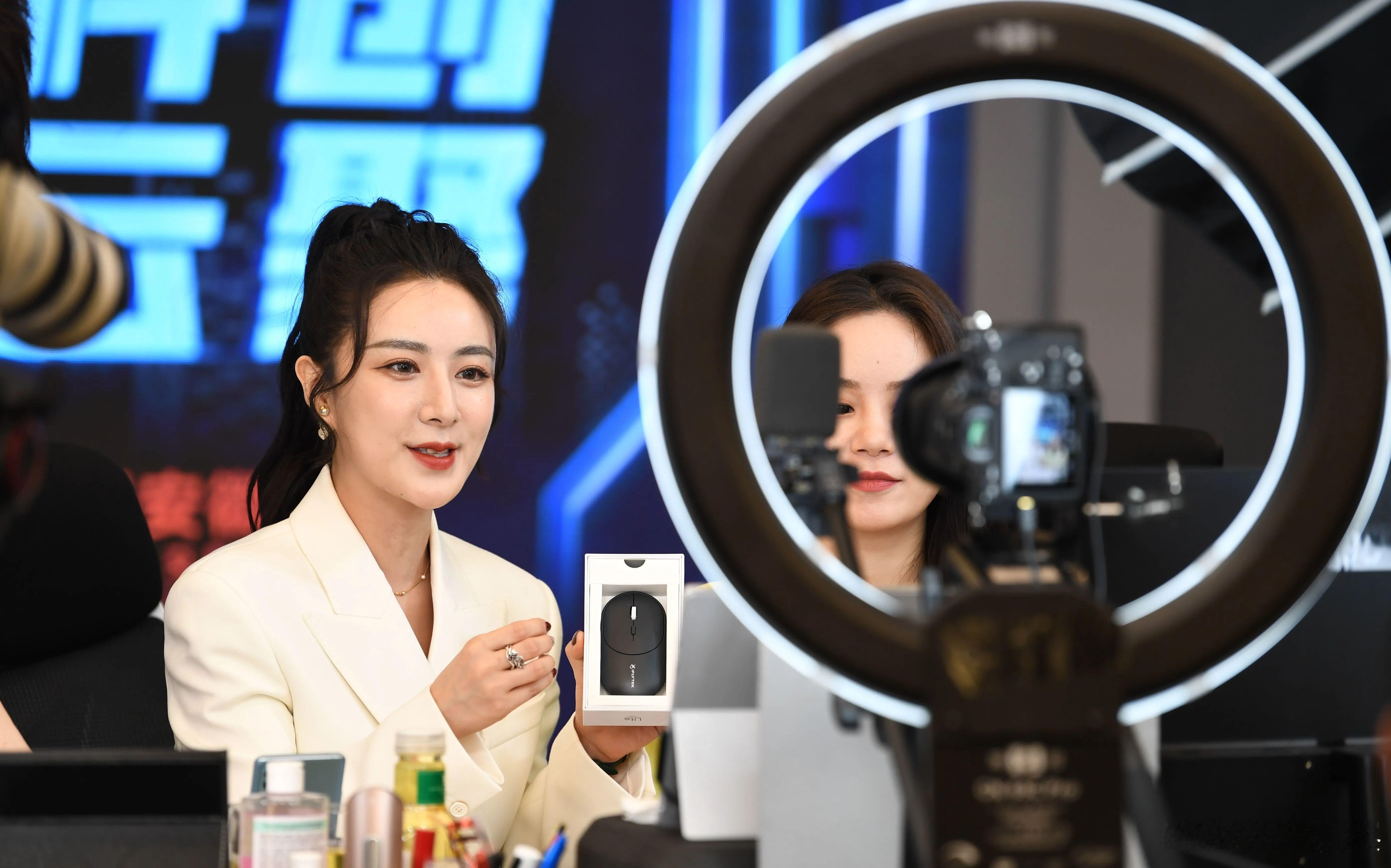 李佳琦称热爱是做主播的先决条件 今天讲讲现在很火的主播这个角色，哪几种人适合做主