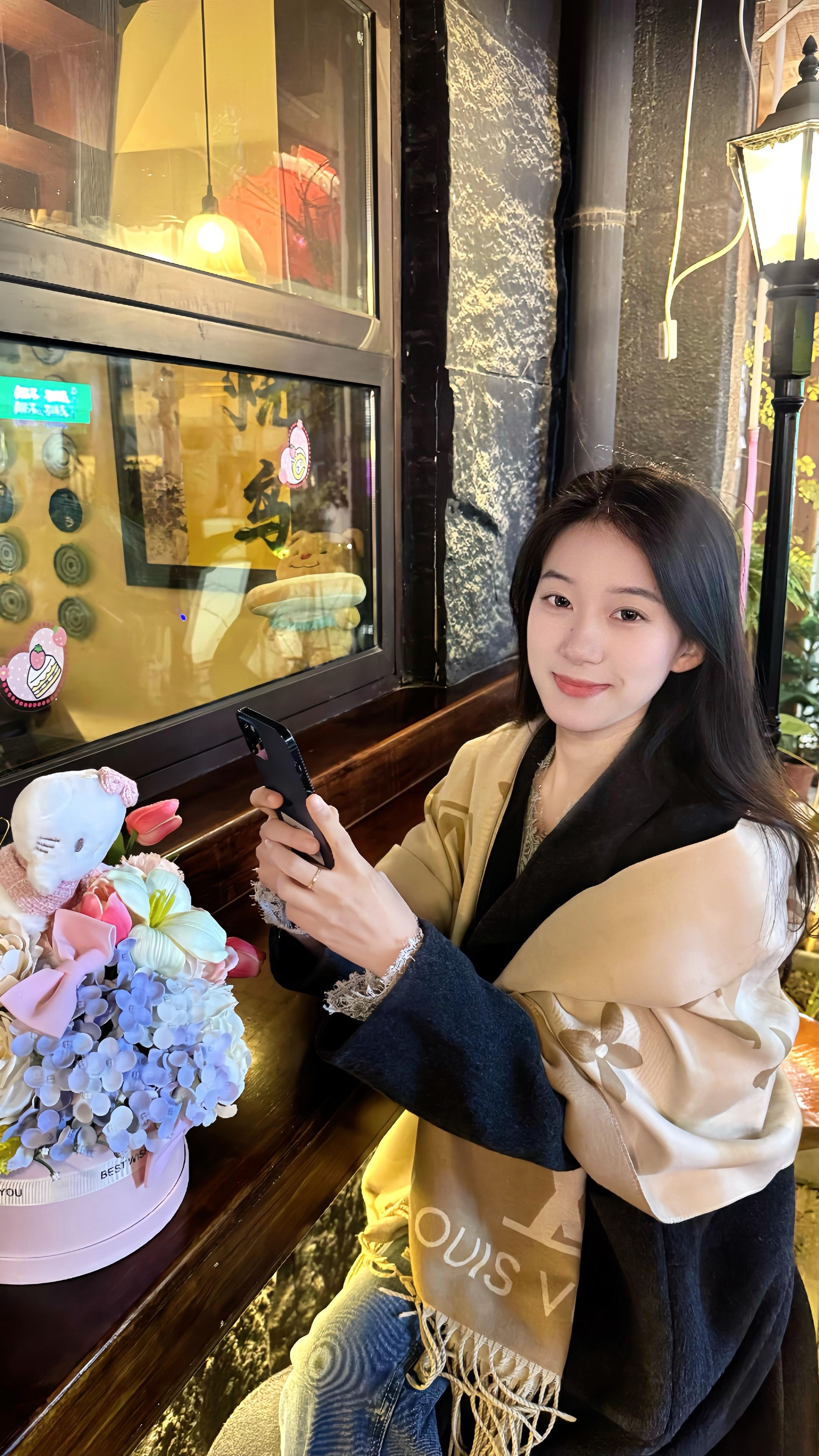 一边流泪一边解决问题的可爱女人。