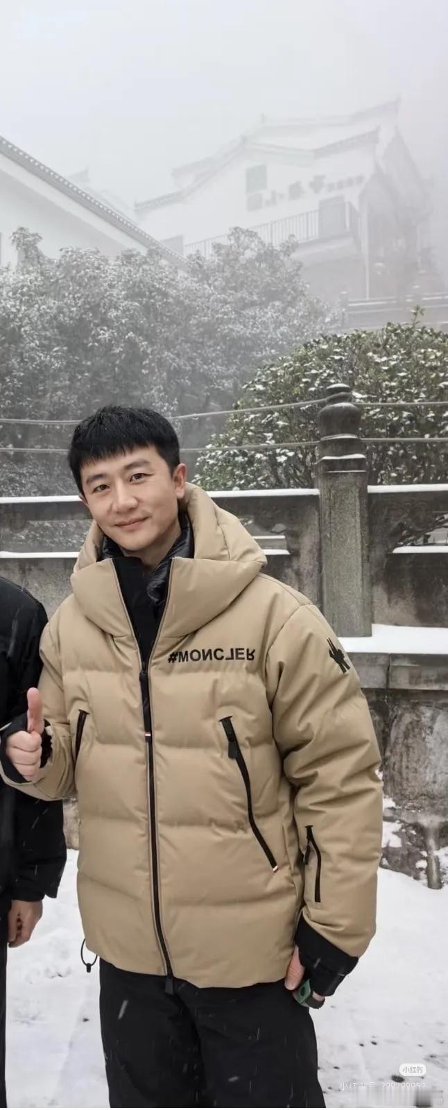 网友九华山偶遇40岁演员黄轩，是真帅哥，真人比电视上还瘦，清爽俊朗有少年感，很难