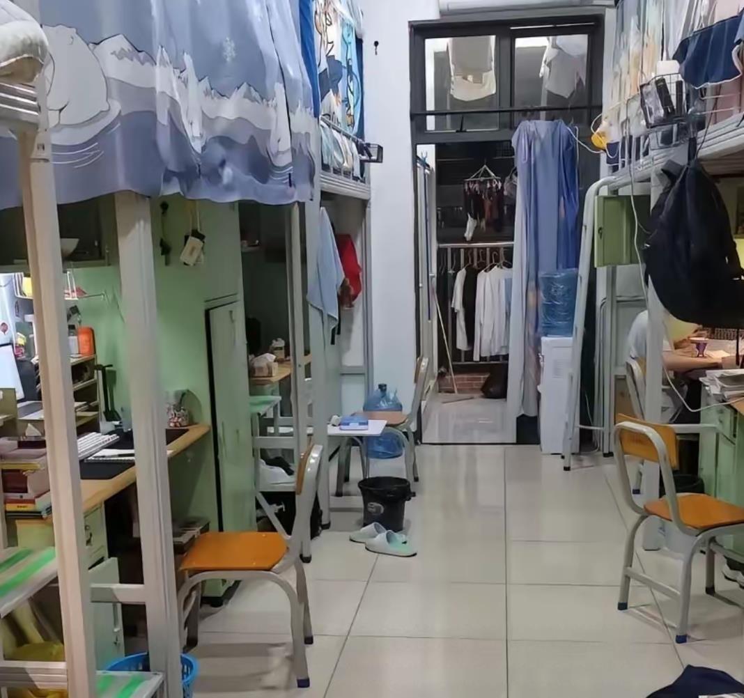 云南山区女孩保研哈工大，床头速食面配腐乳度日，野外晒伤也舍不得买防晒，辅导员查寝