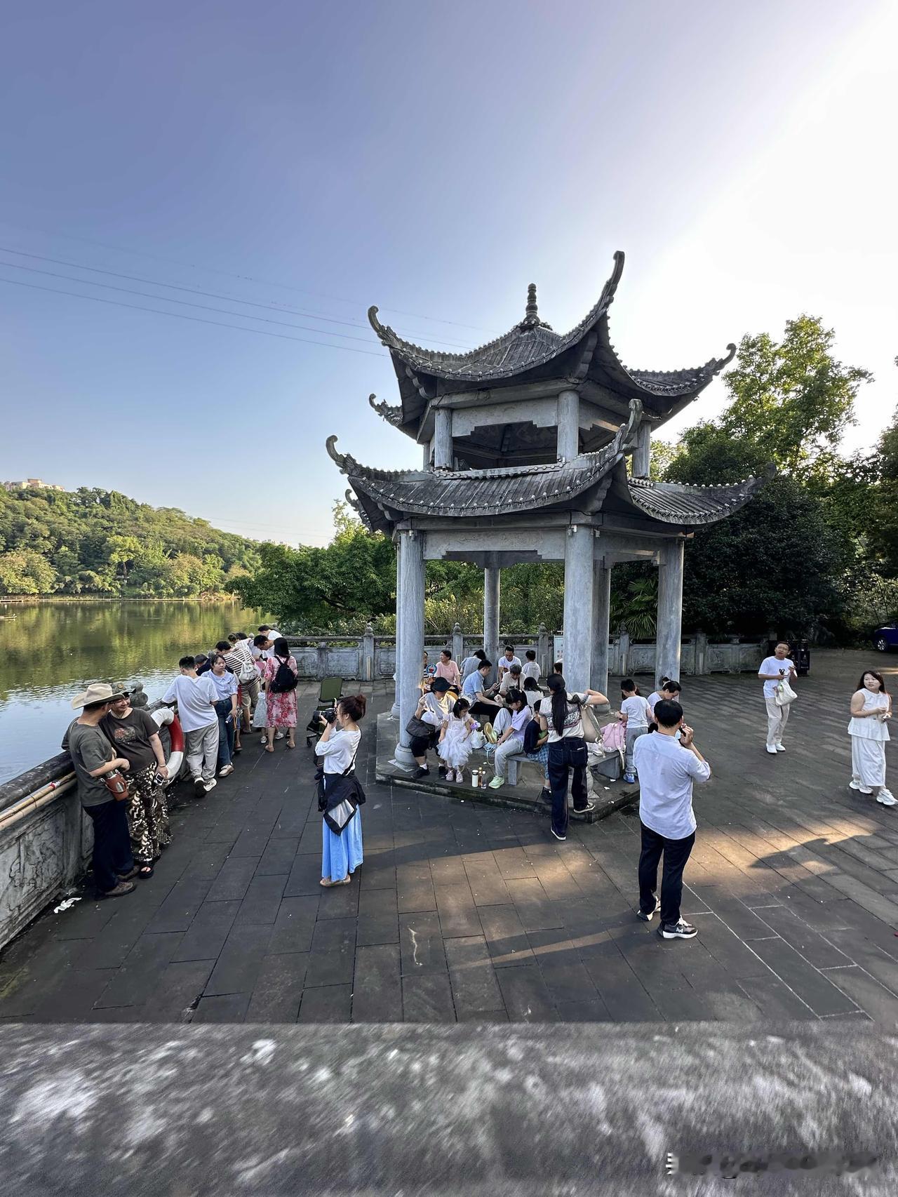 大家快来重庆华岩寺，今天晚上8点15分，打铁水，水幕表演，夜景灯光秀终于正式对外