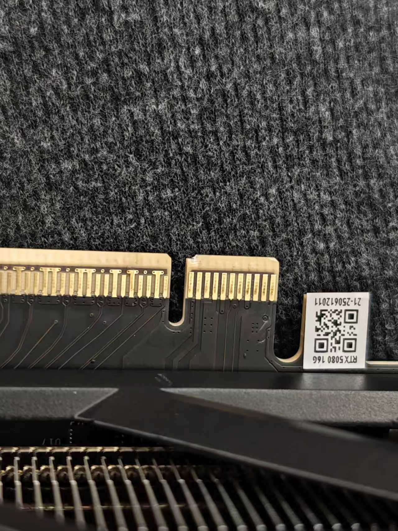 客户插拔显卡时不慎摔落，大家觉得还能抢救吗 