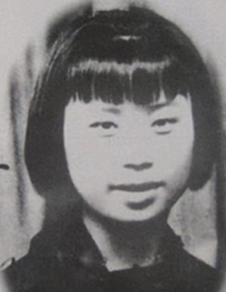 1941年，刘彩凤落入魔爪，县长见她长得漂亮，色心大发，威逼利诱：“不管你是不是
