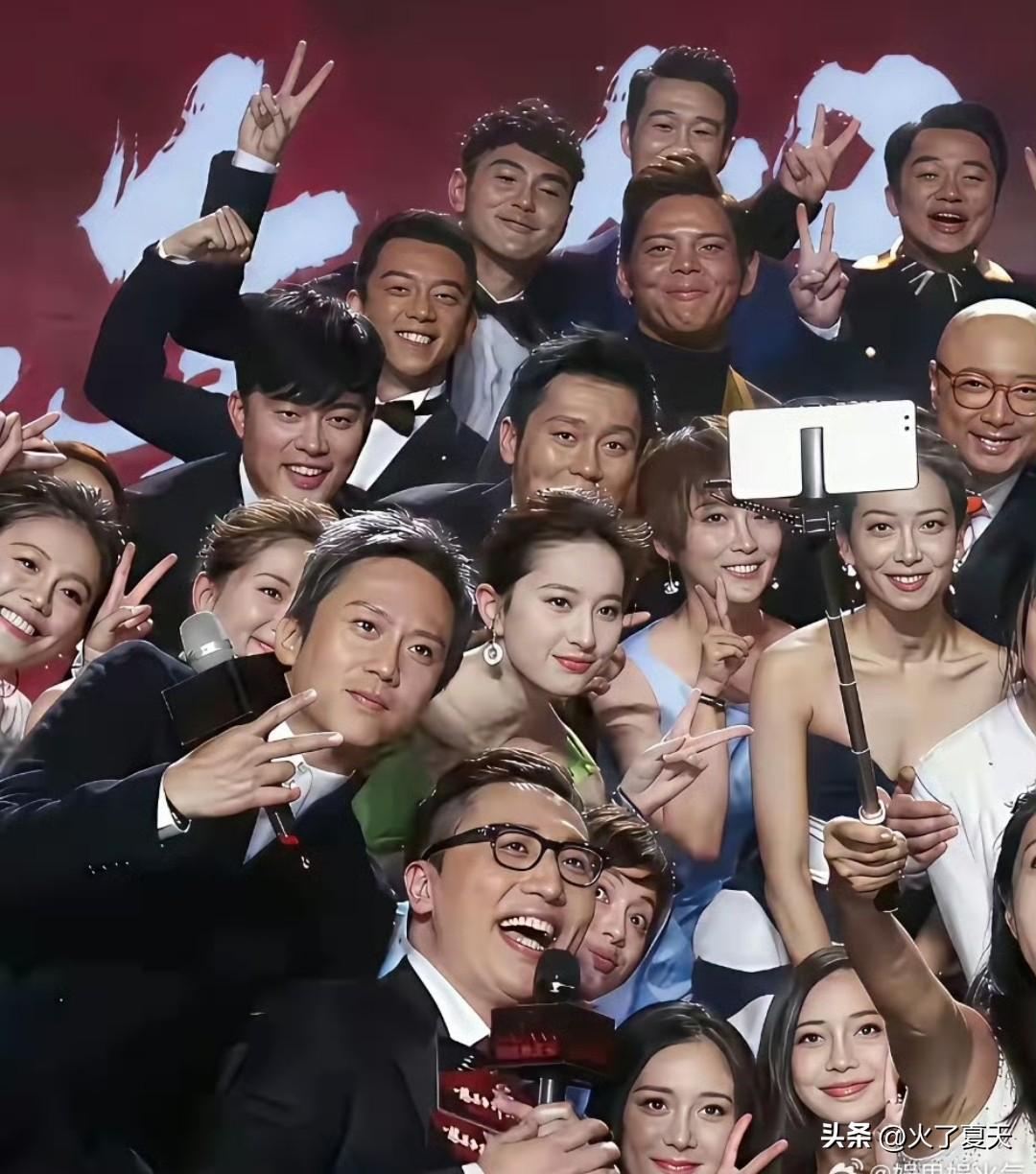 孙俪虽然不在C位，但是一眼看到的还是她，太显眼了 ​。