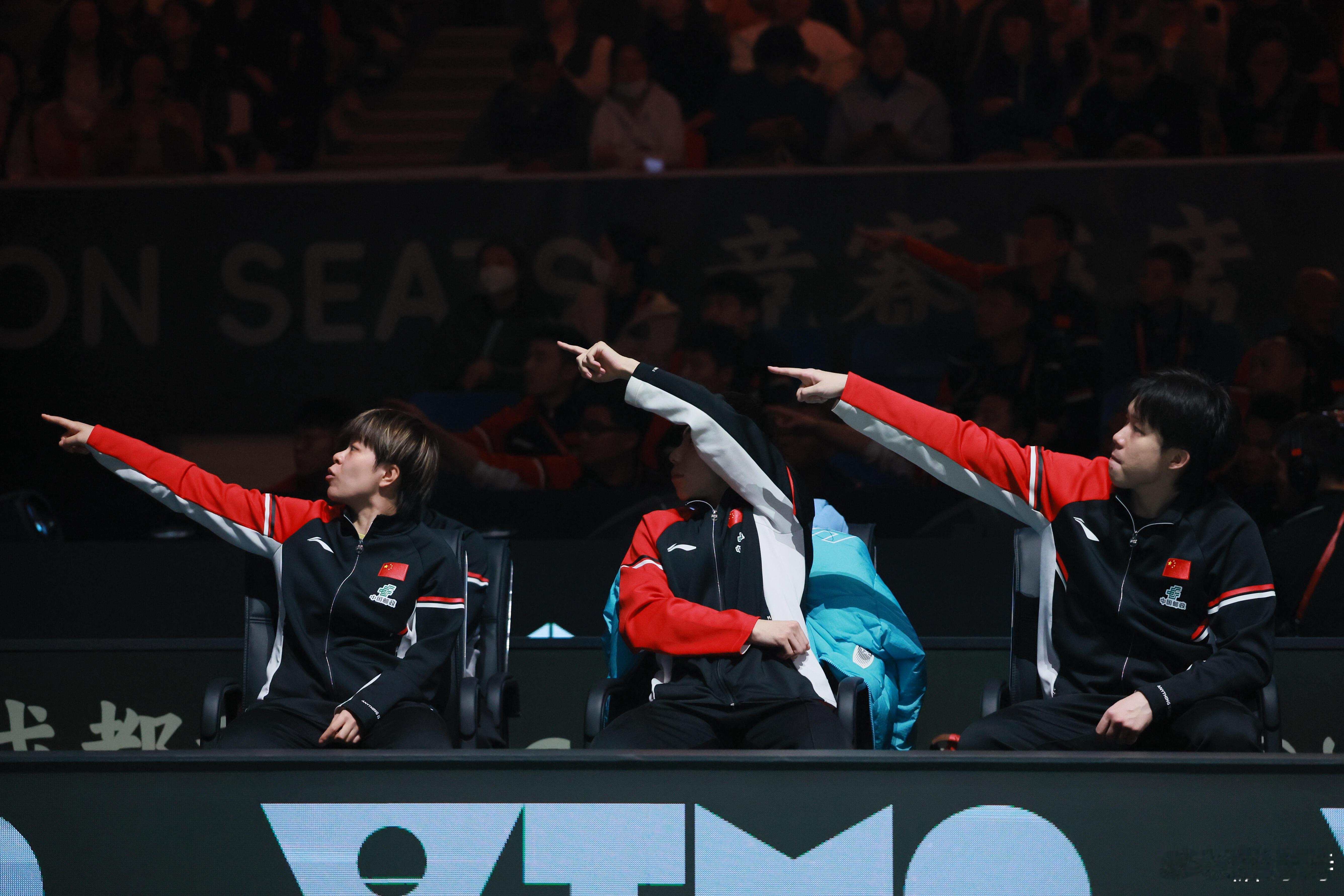 这黑吉辽三人组好欢乐，想给他们挪个炕，抬个桌，摆上一大盆瓜子，请三位盘腿上炕热聊