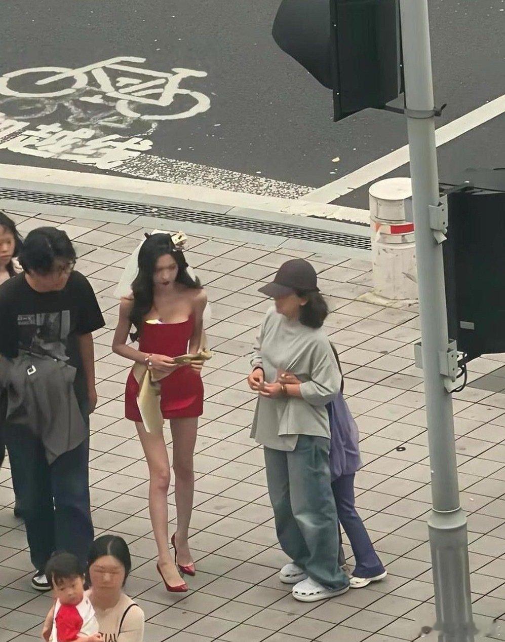 确实这么瘦才上镜，或者叫拍照好看。一次是在北京玩见过苗圃金晨，一次是在青岛玩见过