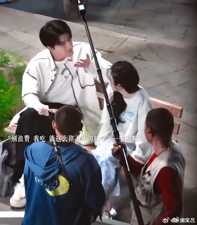 陈鹤一吃饶嘉迪吐掉的食物陈鹤一吃饶嘉迪吐出来的食物 陈鹤一吃饶嘉迪吐掉的食物，这