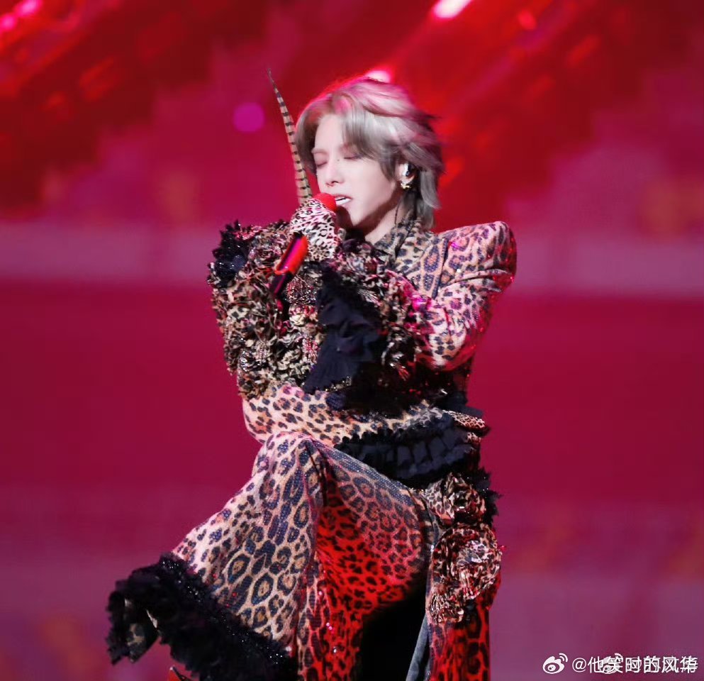 华晨宇 今天是狂野男孩 华晨宇开启狂野模式，舞台秒变摇滚乌托邦。他的每一个表情、