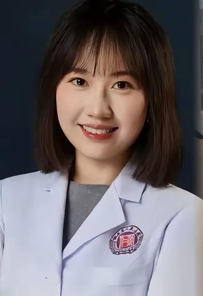 这姑娘长得好看笑起来甜，更关键是业务顶尖，妥妥的行业大拿，网友一边倒地同情，甚至