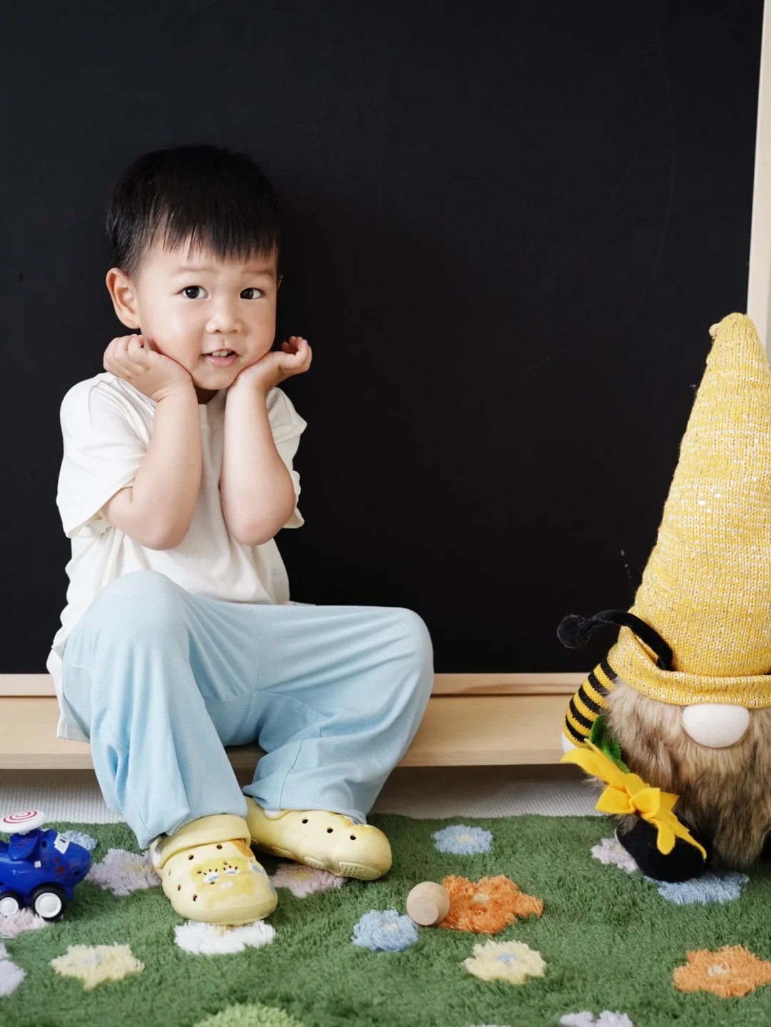 小孩哥长大了，拍照📷pose都多了