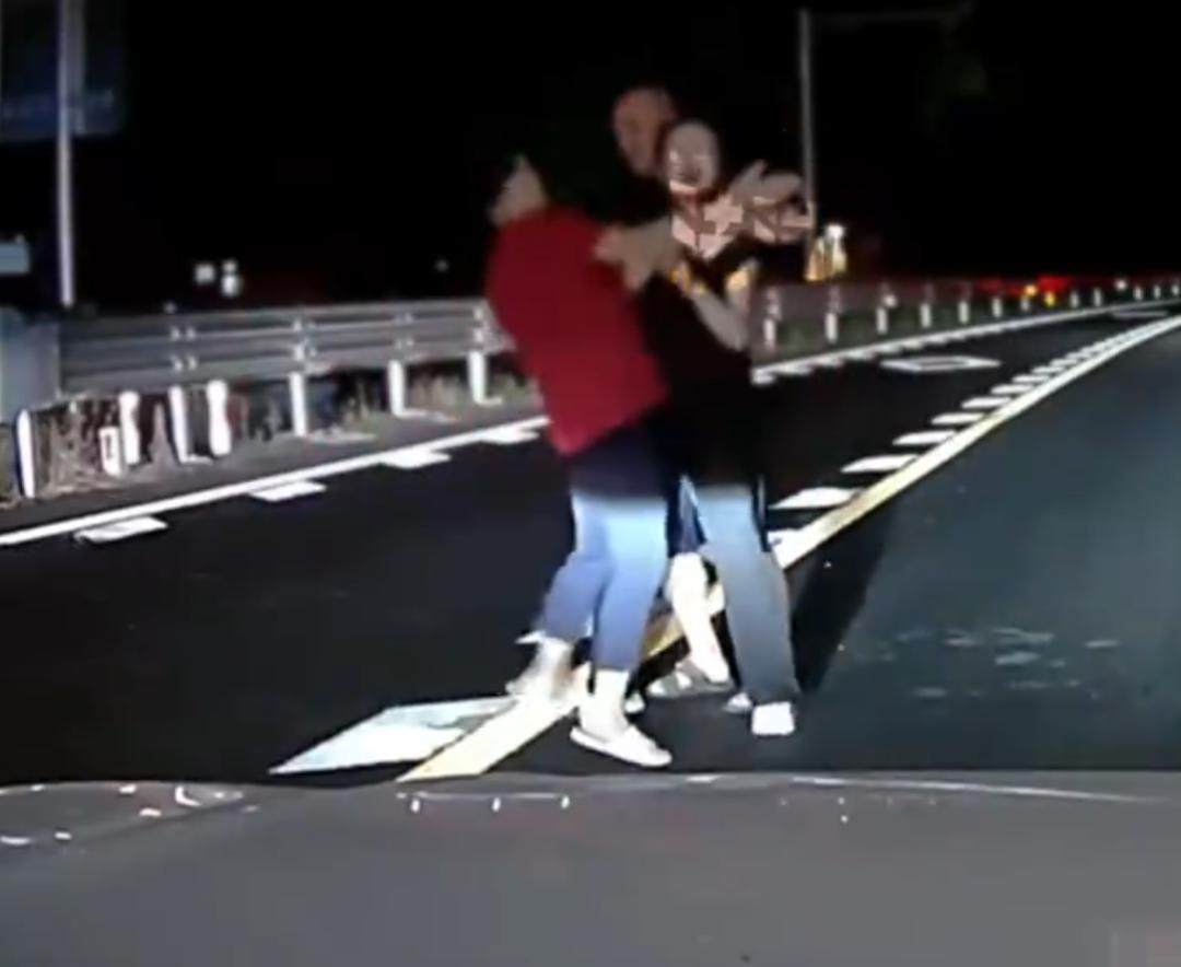 这是啥毛病，中邪了，还是中疯了？女子半夜冲到车前瞎叨咕，吓坏司机！
前不久，浙江