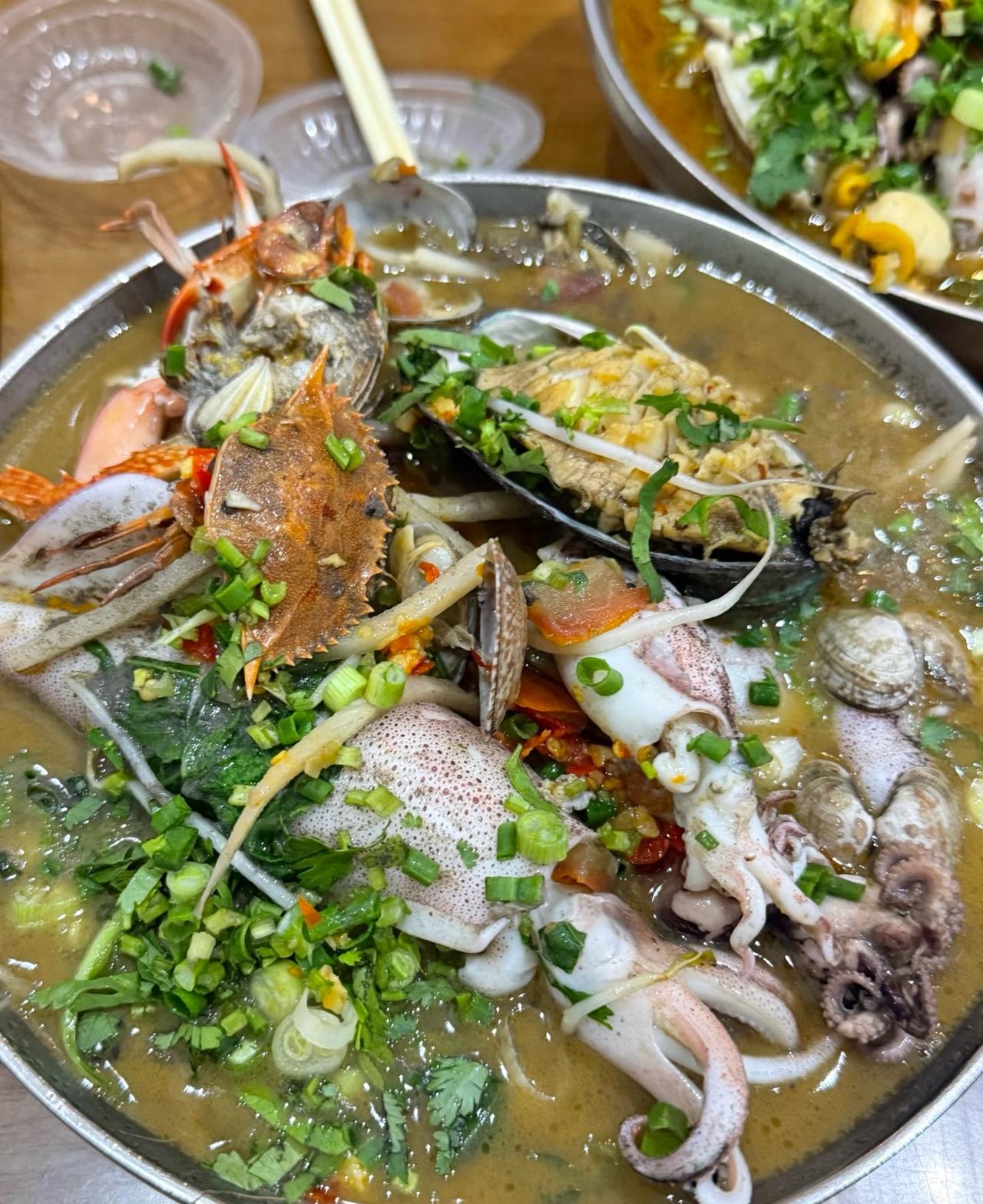 今日吃海鲜老友粉
网上刷到好多人推荐这家店 放下行李就来了
跟姐妹边吃边感叹 又