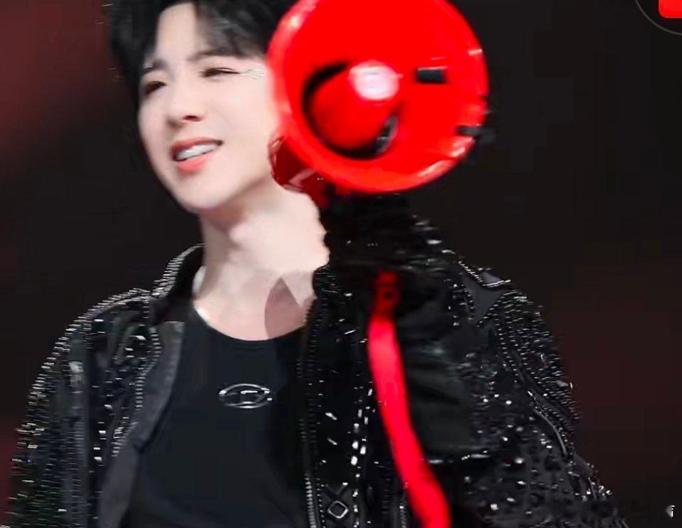 刘宇宁新歌首唱炸翻全场！《把你的名字念一万遍》喇叭摇滚舞台，热烈爱意直击人心，歌