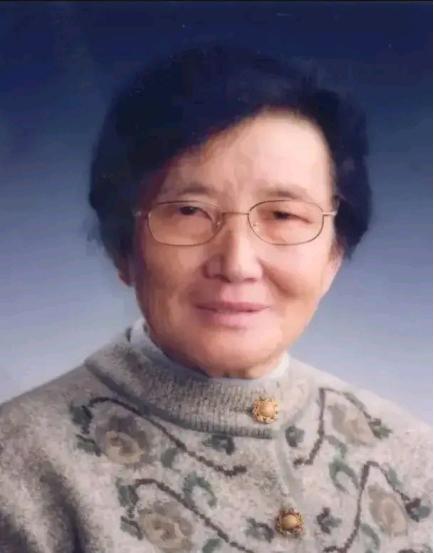 1955年，武汉女大学生吴明珠，放弃了城里的工作，趁父母不注意，连夜逃往新疆，父