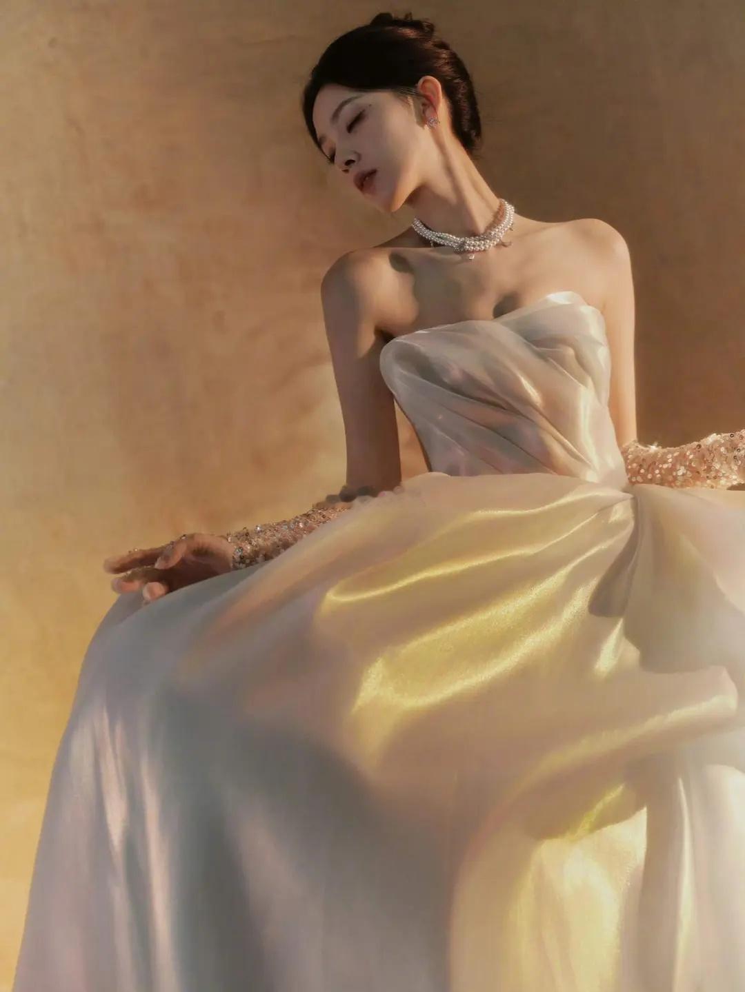 陈瑶微博视界大会出图好美，瑶妹适合公主风，我感觉手套是点睛之笔欸让这身造型有了辨