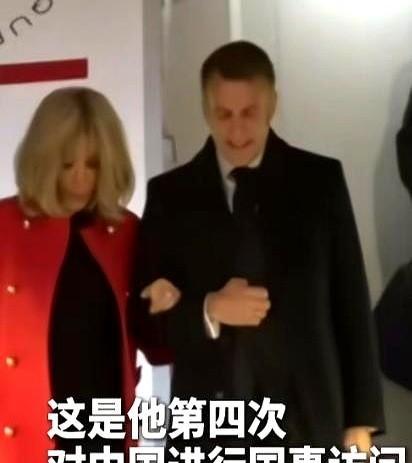 那一刻，他牵她的手。
镜头一按，秀恩爱就开演。
你还当真？
别傻了。
政治人物会