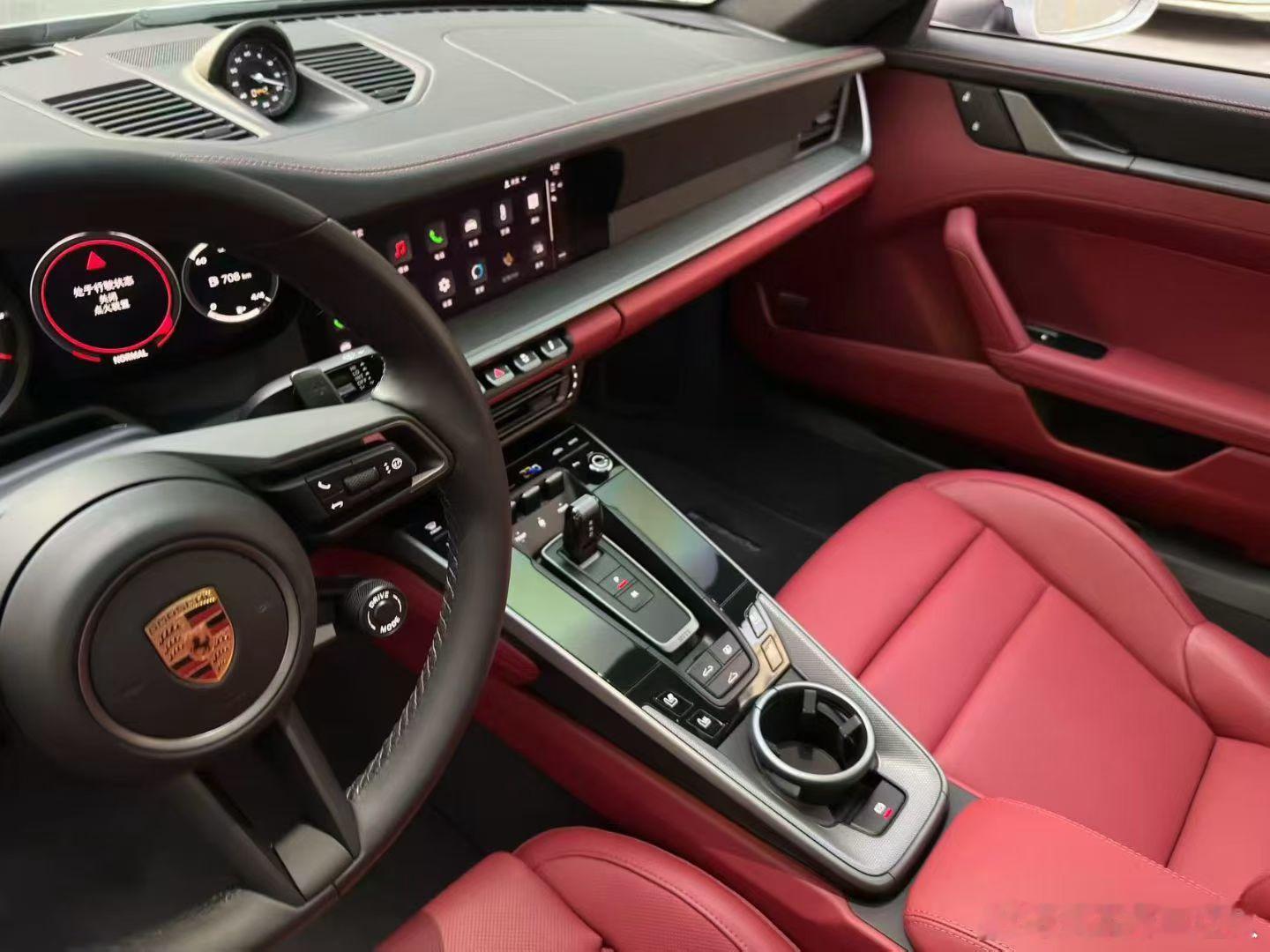 保时捷992，24年出厂 24年上牌、gt银搭配黑红双拼内饰、配置齐全、仅810