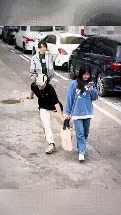 哎我说！你瞅这事儿整的，简直笑死人！
小妮儿边走路边刷手机，手里还拎着一包，正往