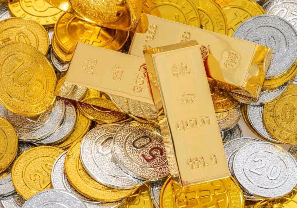 这几天金融和国际局势真是够热闹的！白银一夜暴跌9%，黄金也跟着跳水，截至发稿时，