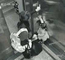 孩子那一刻多么的无助啊，当妈妈的心太大了，外出无论啥时候也得拽着孩子的手啊！