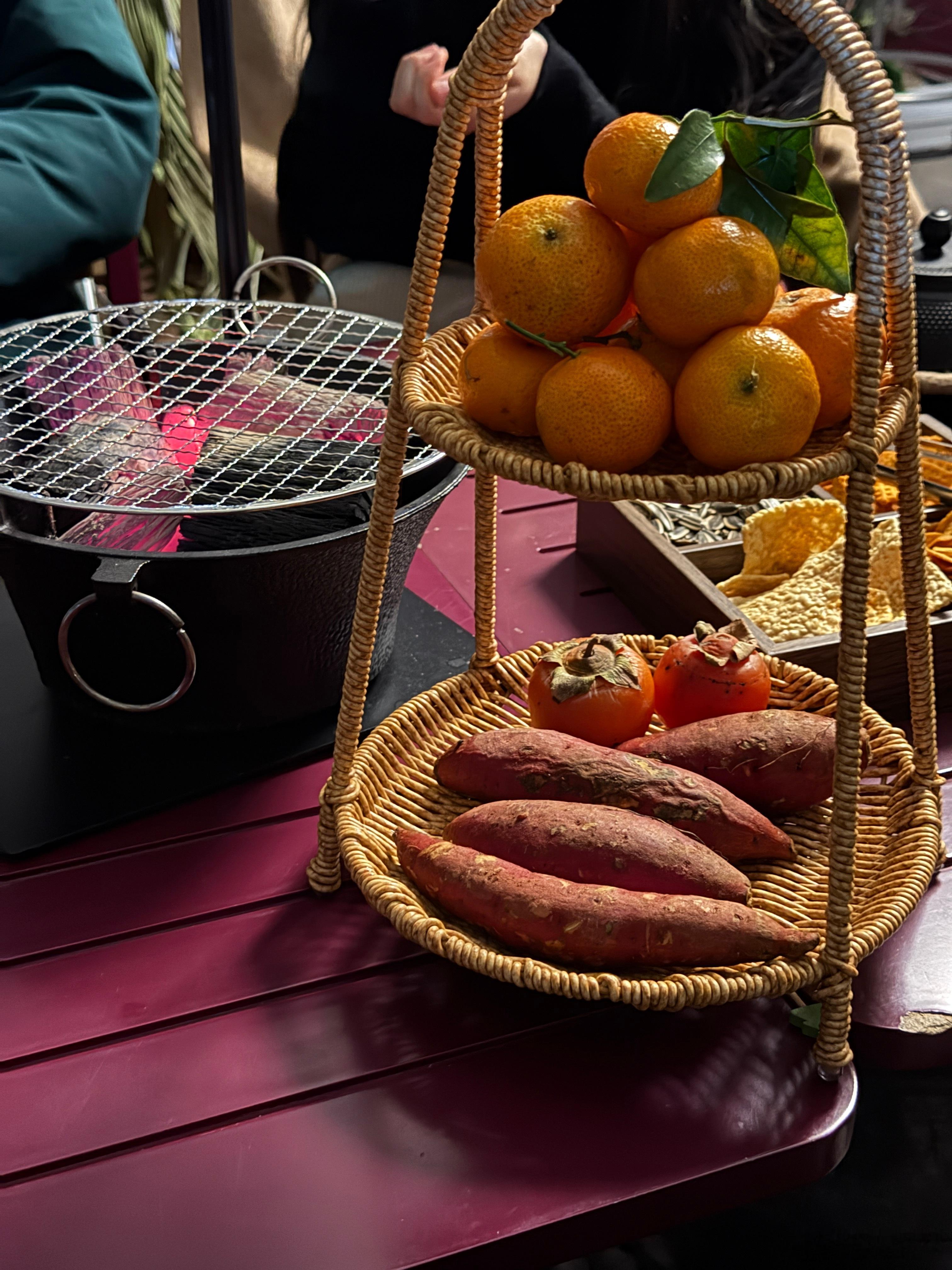 大晚上围炉煮茶打起极氪的牌 武汉·东湖·湖山咖啡HOLLL