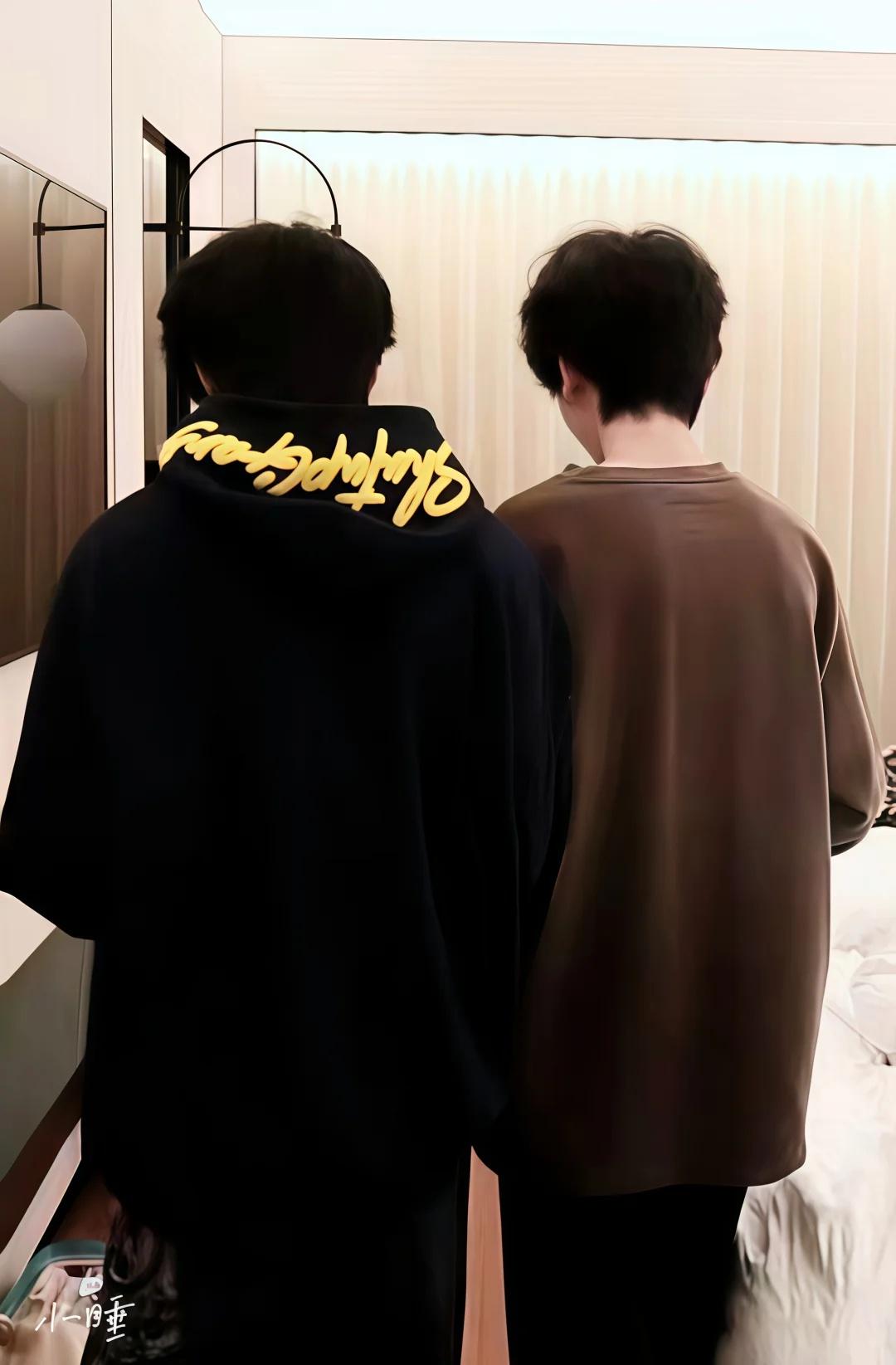 连背影都配我一脸