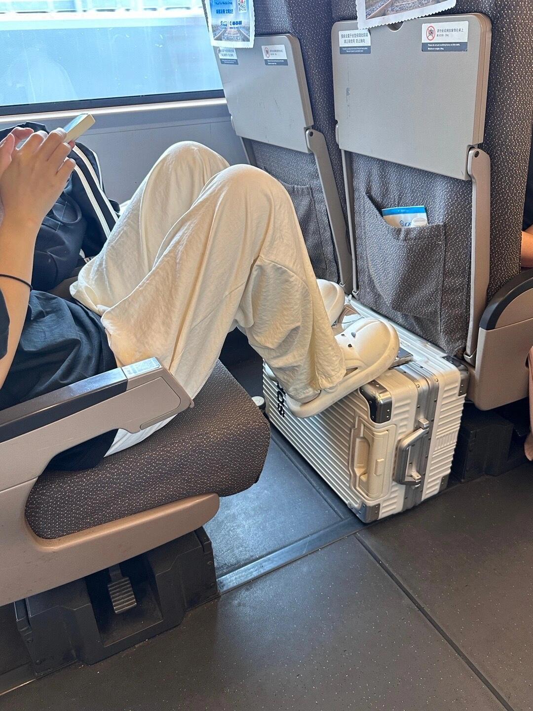#发现高铁最好坐的不是F# 而是D呀，这样坐腿可以放长，我之前每次买票超爱买F靠