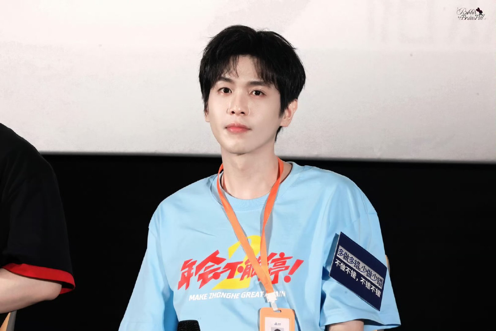 张若昀刘奔踩着音响下班《年会不能停2》高光名场面！张若昀饰演的刘奔踩着音响潇洒下