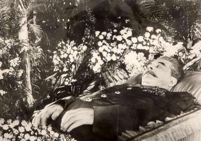 1953年，斯大林去世后，他的遗体被装入水晶棺，安葬在列宁墓中。于是，列宁墓上多