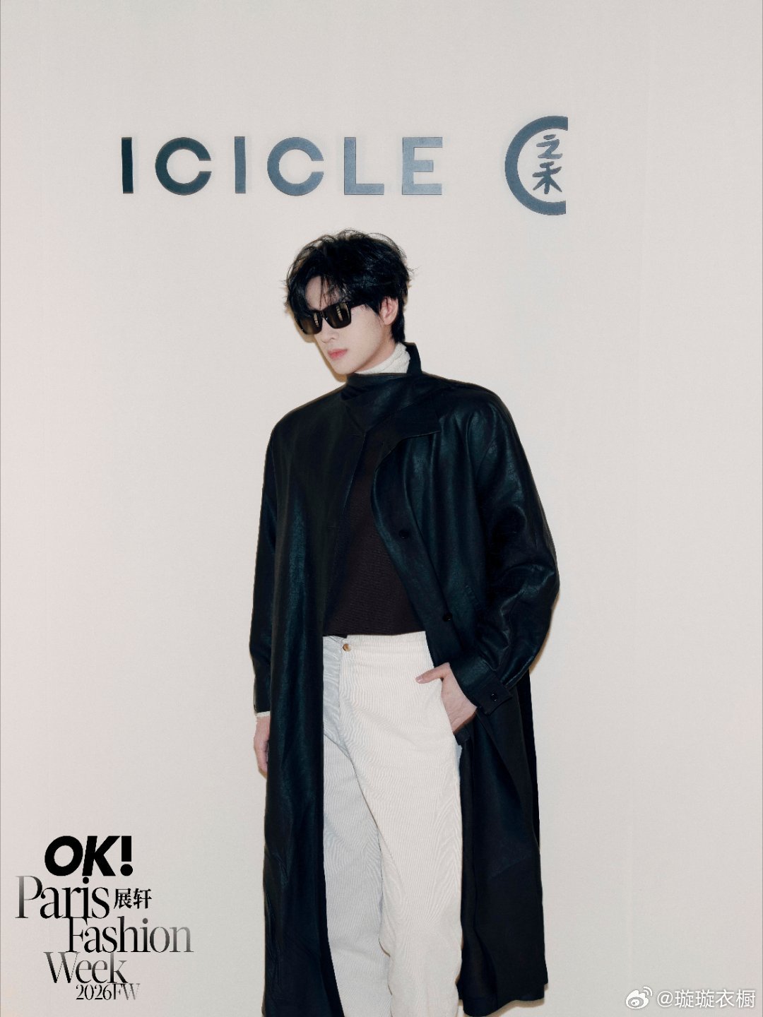 展轩巴黎秀场石阶上，黑风衣与白长裤共舞，是光影刻下的东方诗篇。指尖轻触皮革包袋，