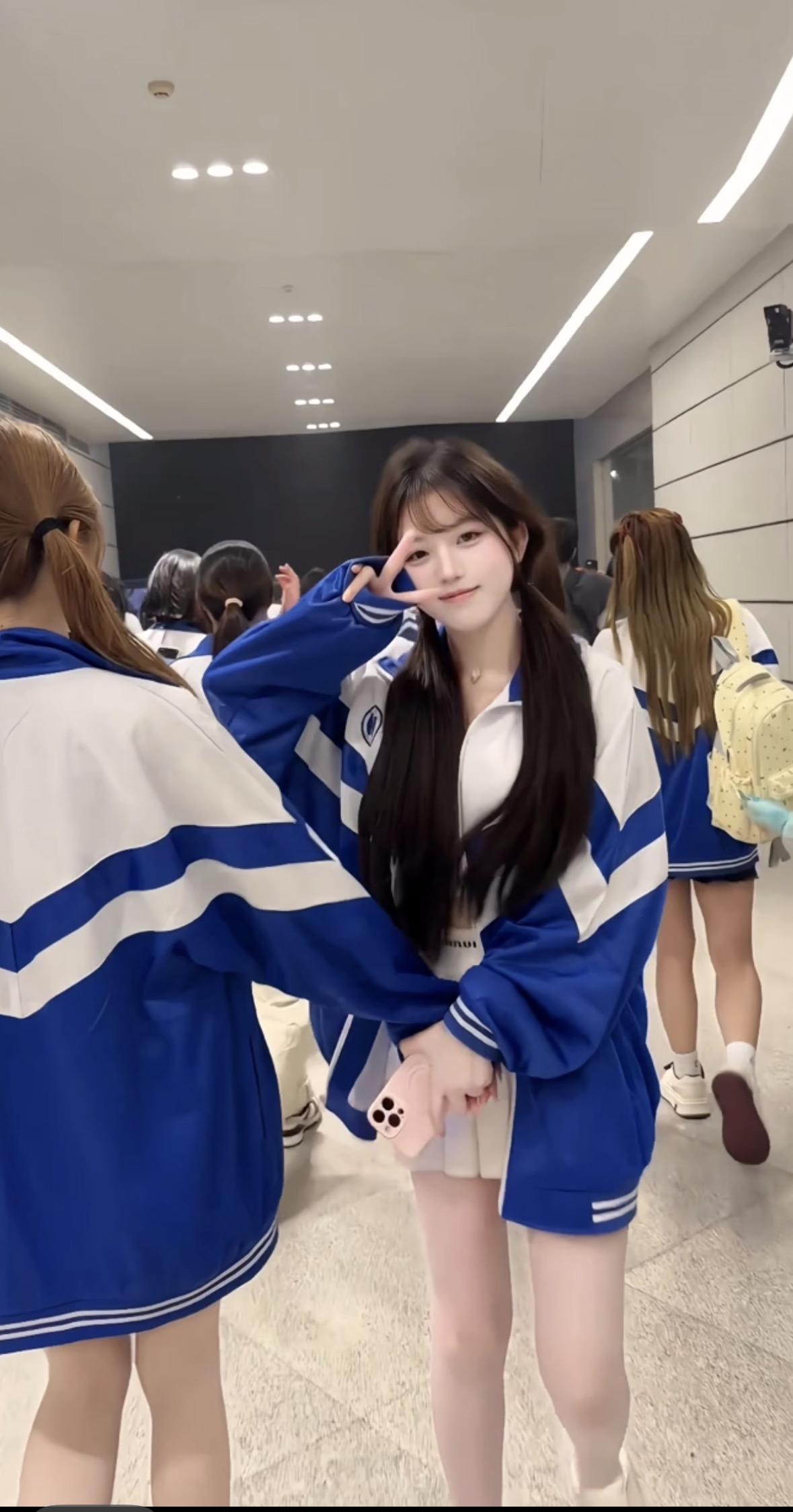 青春校园风总是让人怀念，蓝白相间的校服就像青春的符号。记得读书时，穿上那套蓝白校