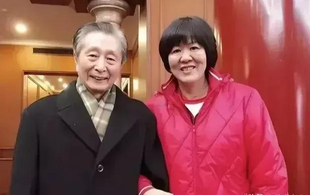 郎平和宋世雄的合影照，对于爱好体育的我们真是十分珍贵！郎平大家不仅熟悉，更是喜欢