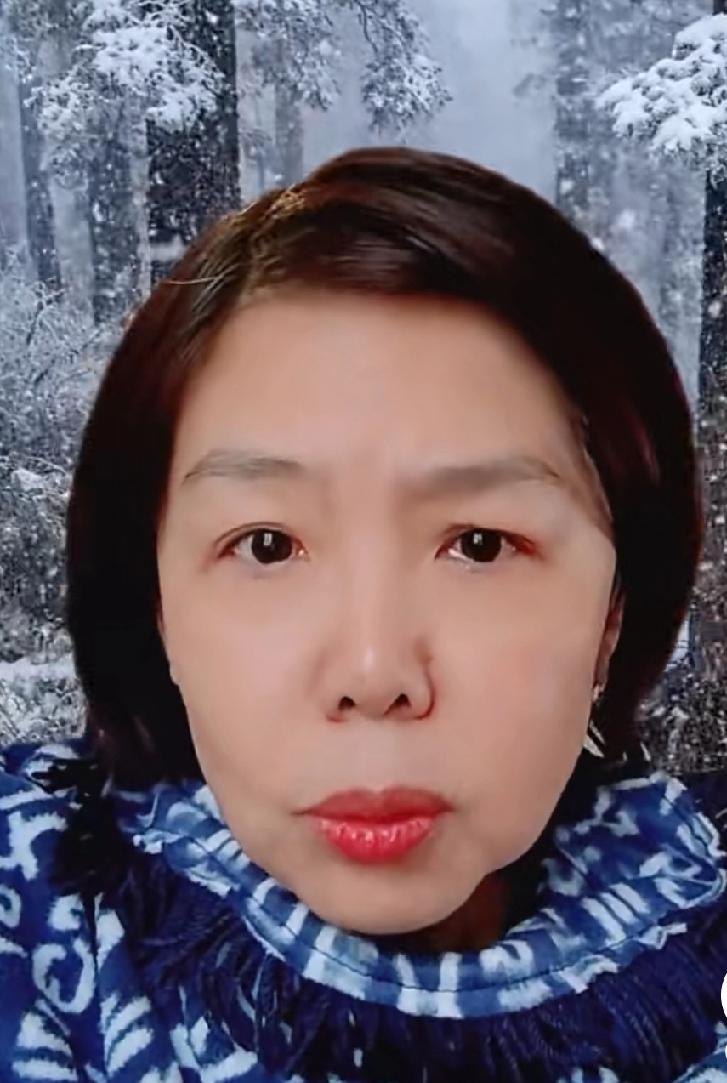 “姜昆在美国唱爱国歌曲”遭网友讽刺，一位海外华人表达了不同意见。她表示：别瞎蹭流