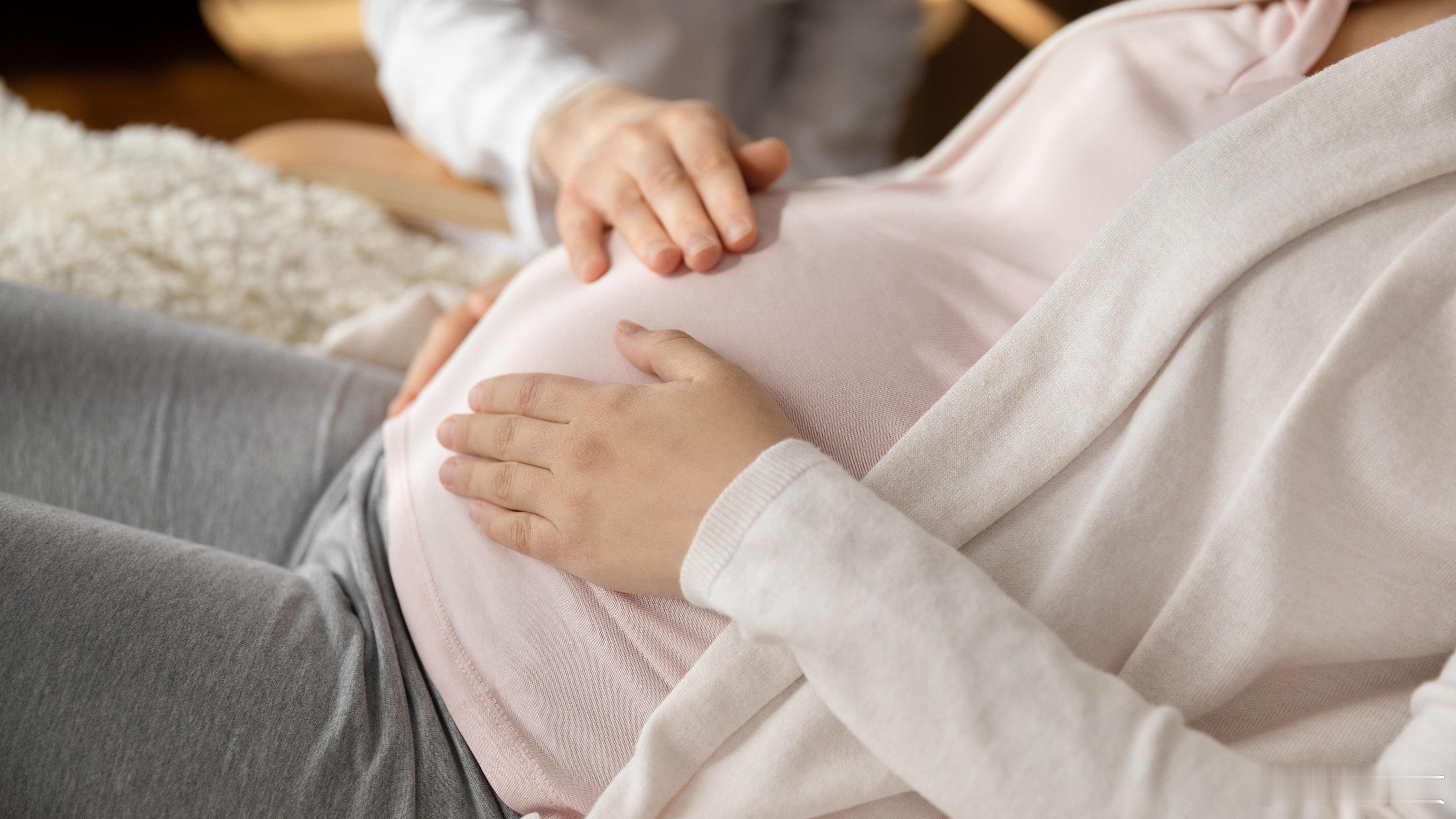 入职未满1年怀孕请假被拒获赔10万 太气人了！一女子入职不到1年就结婚怀孕，结果