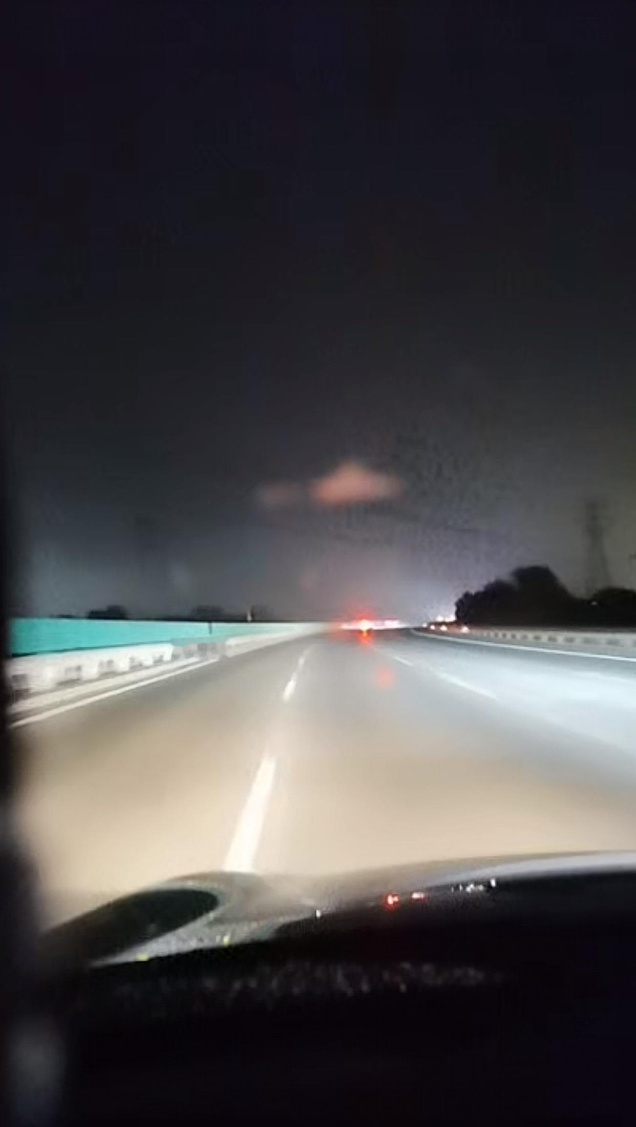 北京，开出租车拉活儿，在线15小时，实际行驶估计也就是五六个小时，流水可以达到五