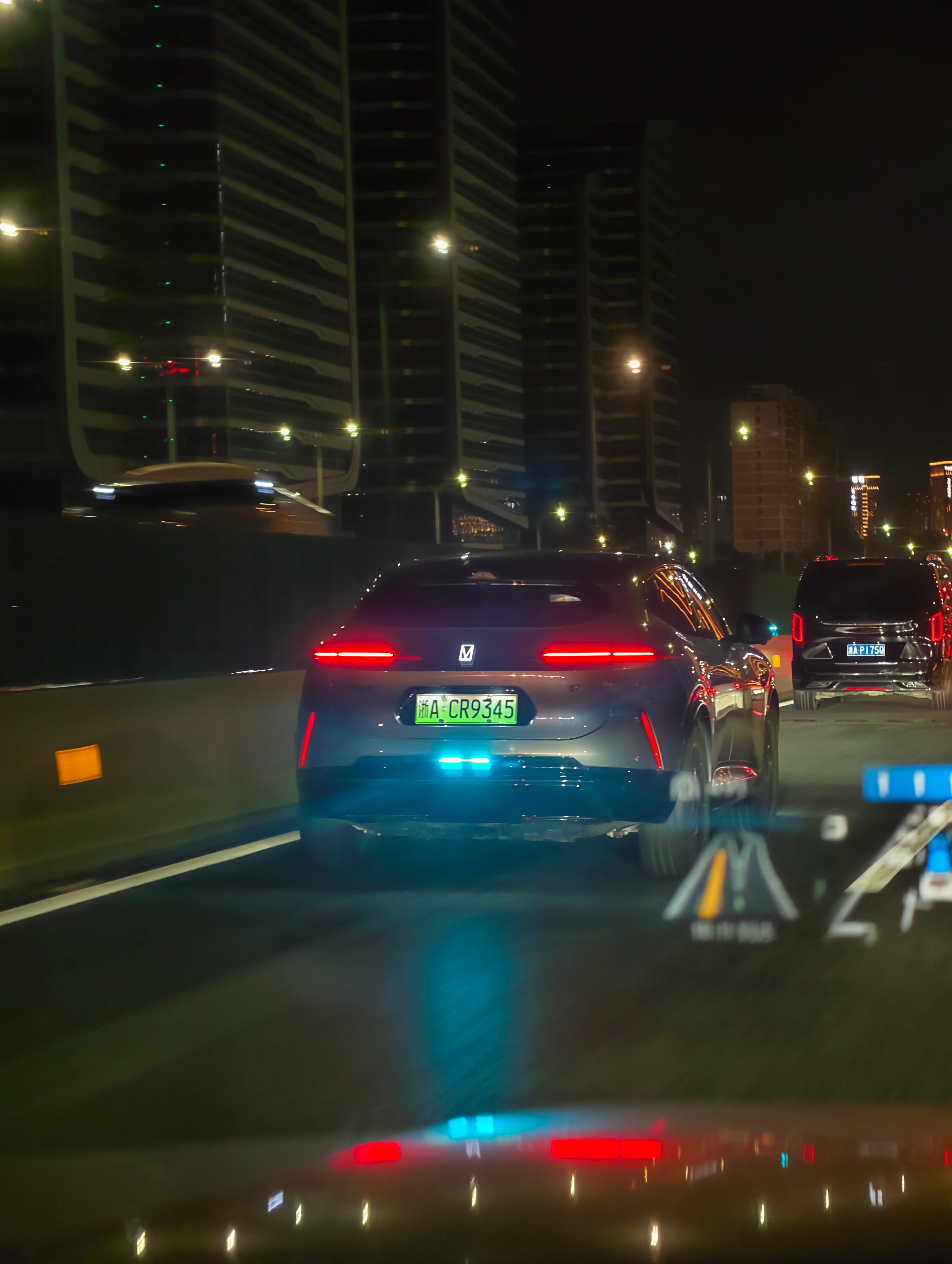 第一次见到阿维塔的小蓝灯，车屁股的小蓝灯位置有点意思。[笑cry] ​​​