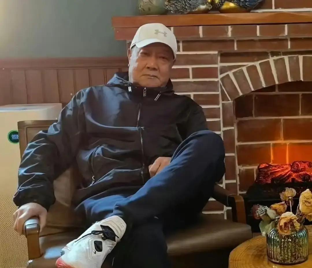 郭传林走了，摇滚圈都在刷四哥。
黑豹当年最火的时候，他站在窦唯背后跑前跑后，90