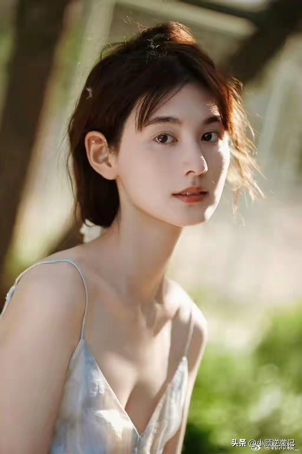 演过《少年派2》邓小琪，又在热播剧《主角》里饰演楚嘉禾的韩沛颖，一场深夜直播掀起
