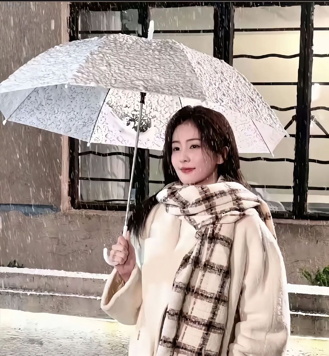 白鹿在海里整了两口白鹿掉海 白鹿掉海，白鹿在海里整了两口，意外掉海一整个有被白鹿