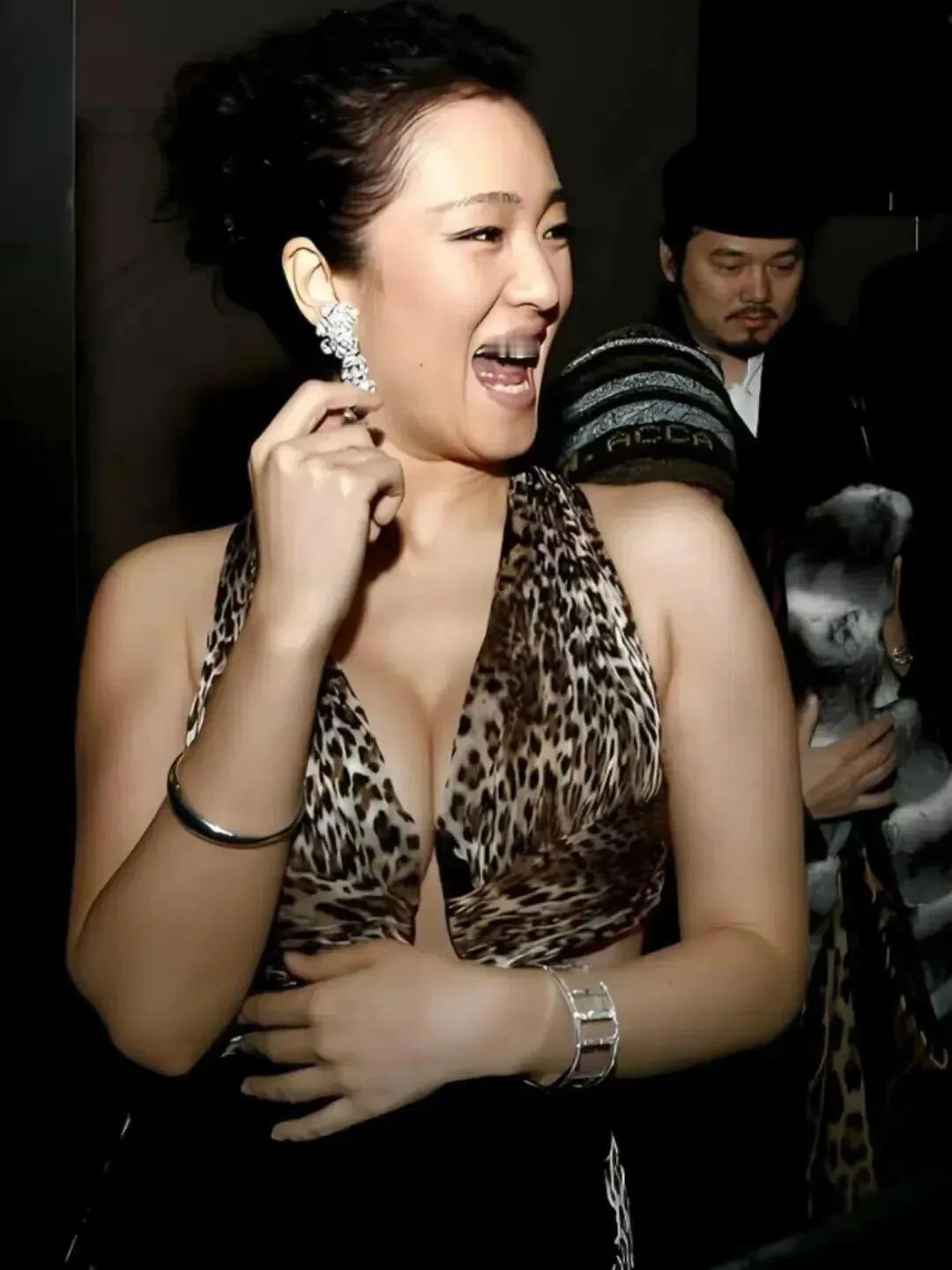 谁能顶得住巩俐的性感！🔥
豹纹吊带装亮相，露肩线条利落又撩人，高马尾衬得整个人