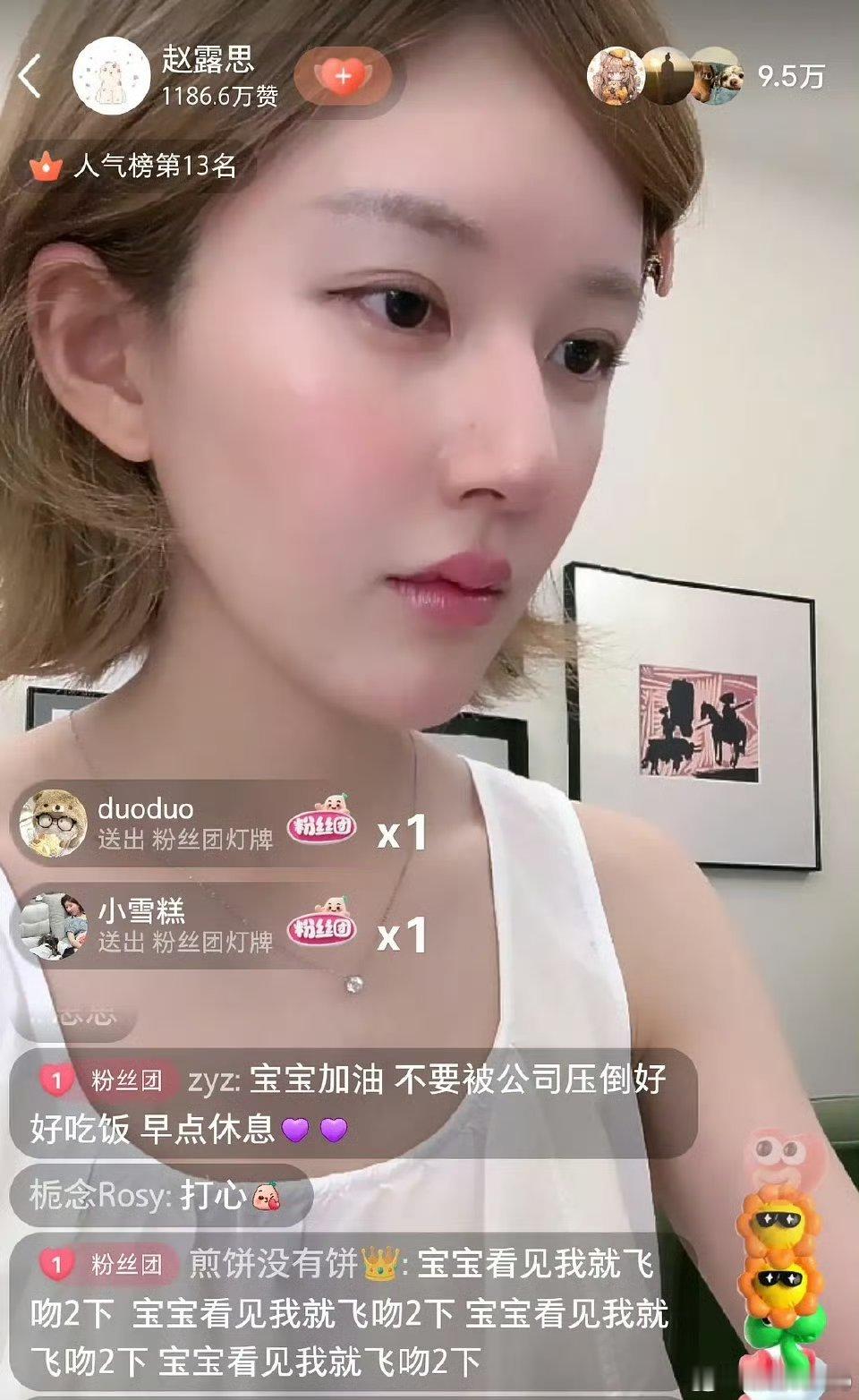 赵露思直播给粉丝看她画的手绘，好可爱啊[爱慕][爱慕] ​​​