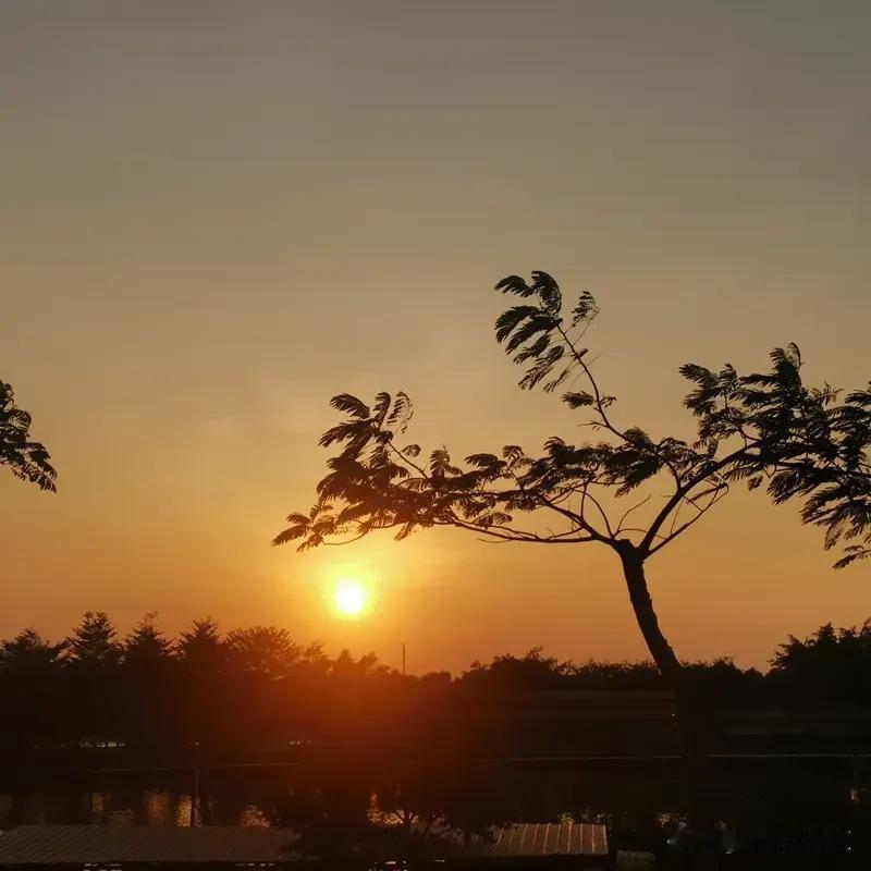 做慈善最重要的是什么？我觉得是真诚和持续。
慈善不是作秀，得是真心实意地想帮助他