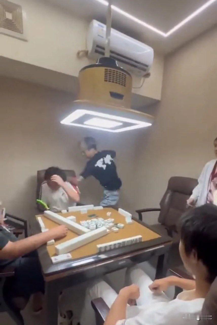 精神小伙一秒十八拳
少年好武功对手毫无招架之力

小伙因怀疑女孩麻将室打麻将被摸