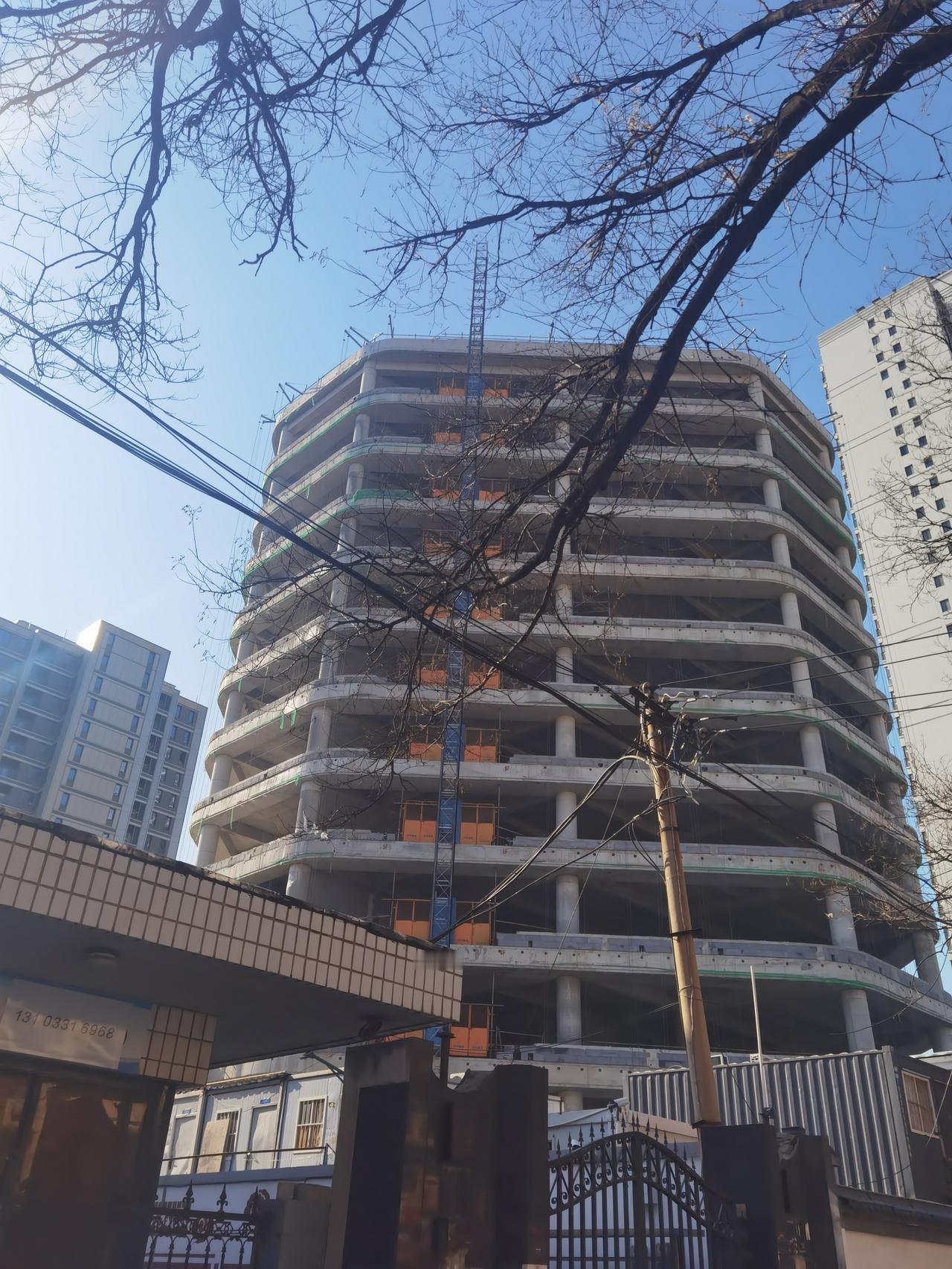 槐北路上这个项目是商场吗 
路过槐北路和建华大街交口附近，看到一座大楼拔地而起，