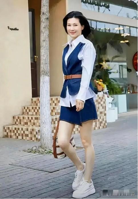 最羡慕的不是童蕾的颜值，也不是她那出挑的气质，而是她40多岁了还拥有完美的身材。