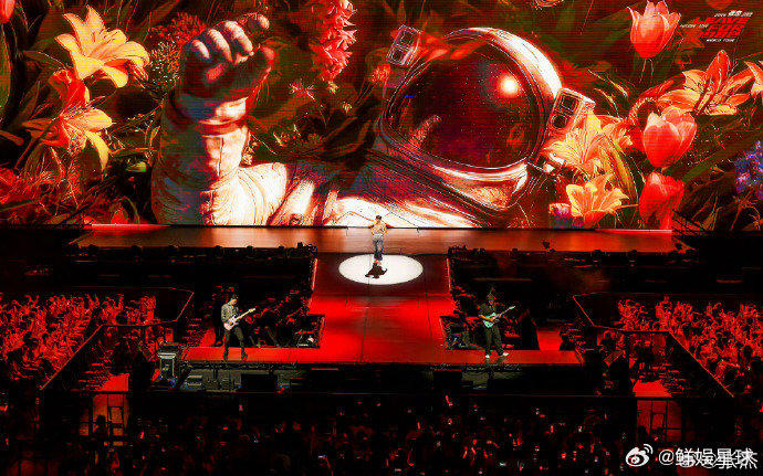 张杰顶级舞美空间构建未live宇宙一大堆动态装置轮番登场，整场演出就是一场盛大的