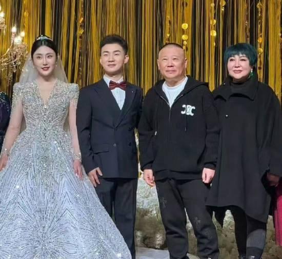 陶阳：大林，今天你比我和新娘还火，捧花飞你手里，大家还齐刷刷催你结婚。

郭麒麟