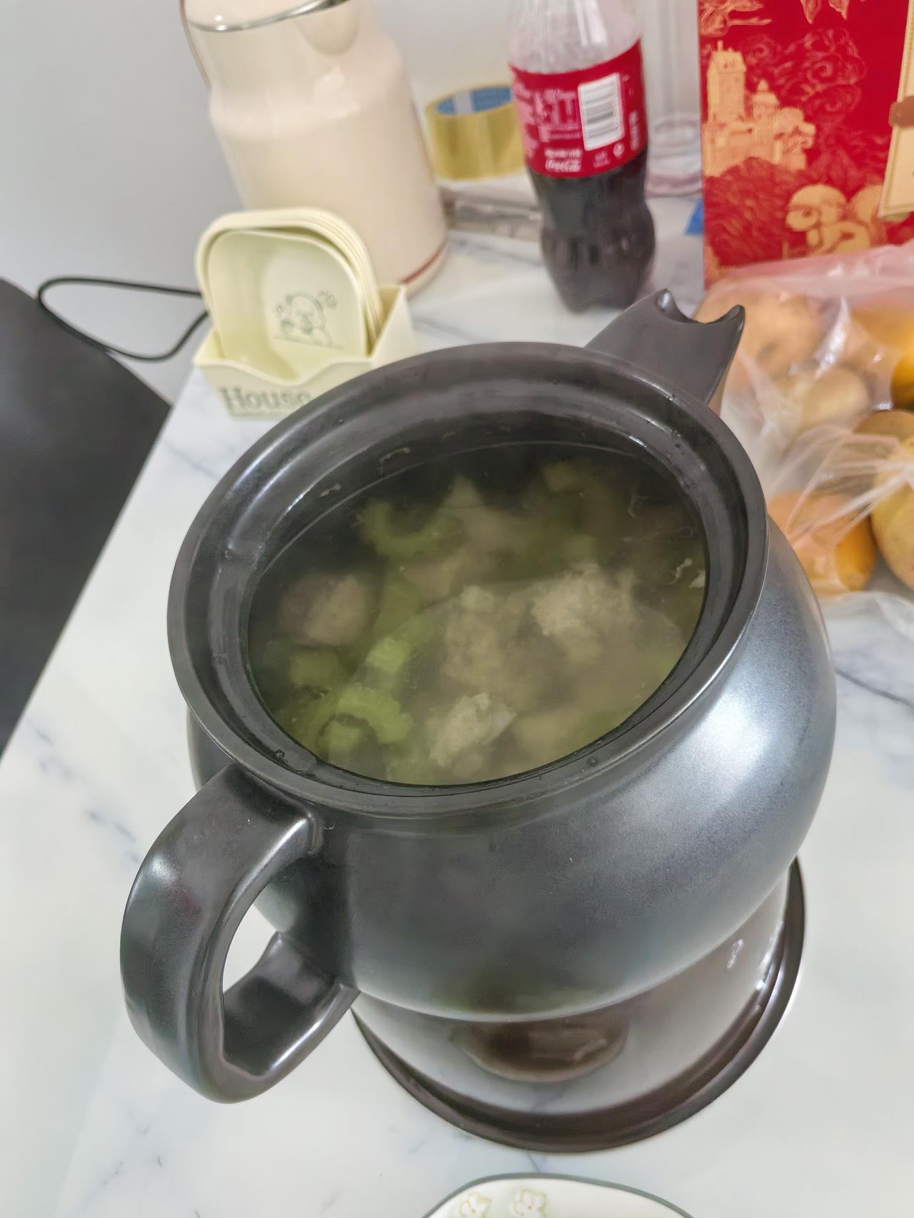 中午不光煲了苦瓜排骨汤，还蒸了鲈鱼还有包菜呢。