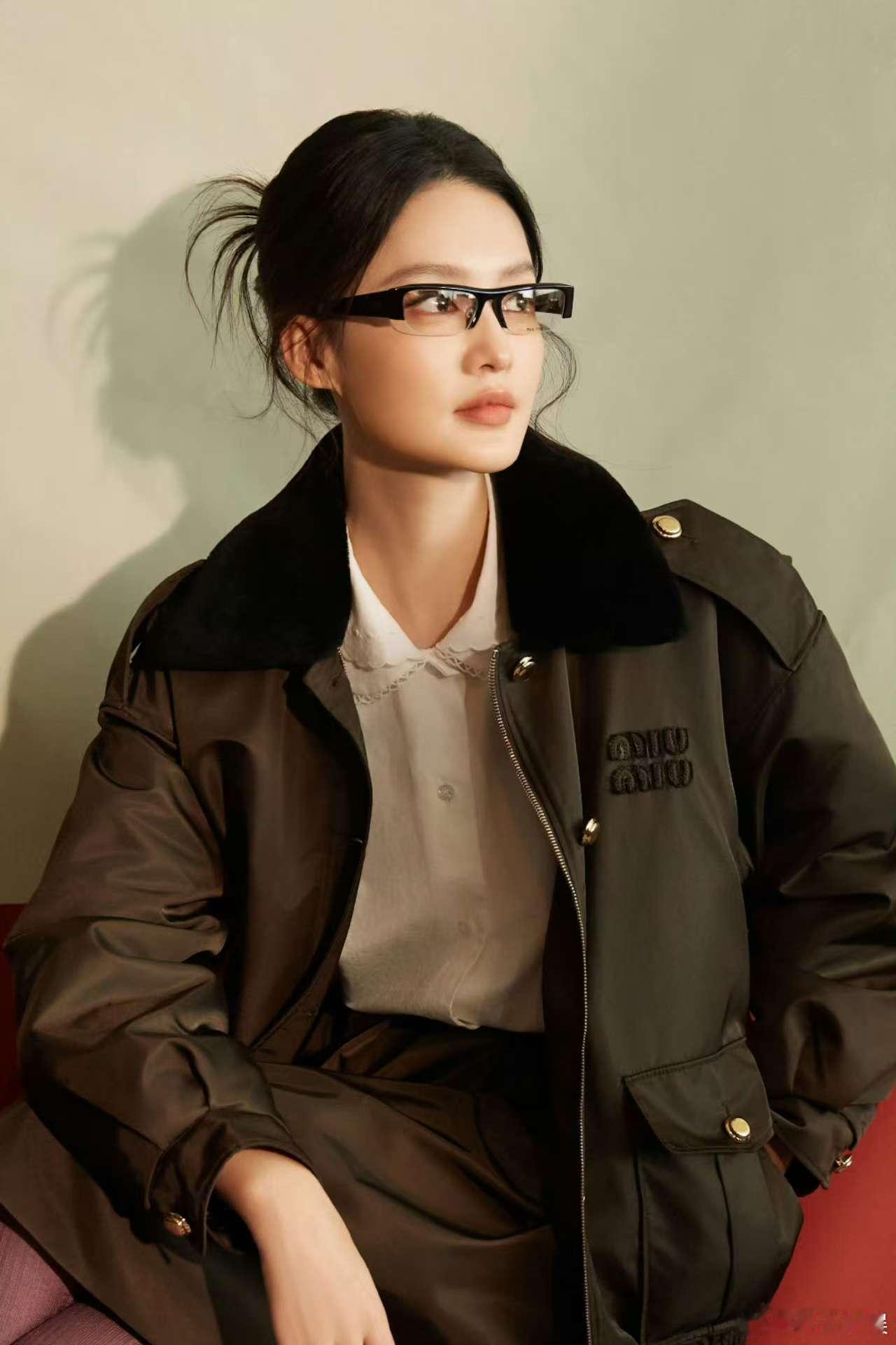 李沁小雪营业，方框眼镜，