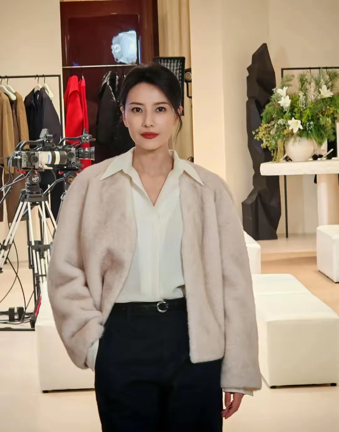生图直出！骨相美女高圆圆本人脸超小超白、一点都不显老！ ​​​